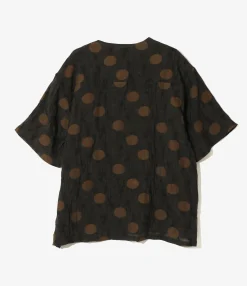 S/S V-Neck Shirt - Brown - Shrunken Jacquard / Polka Dots
